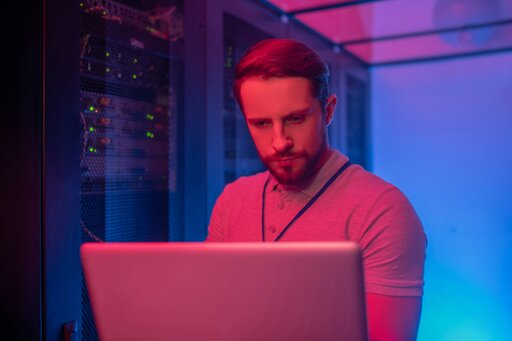 Ochrona IT - błędy w kodzie, joint venture, konsorcja