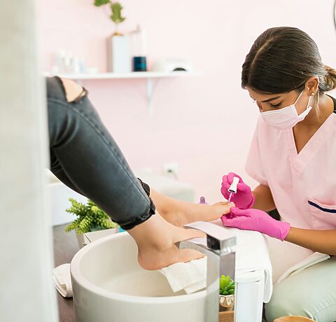Medycyna pracy w branży kosmetycznej - zagrożenia i wymogi sanitarne