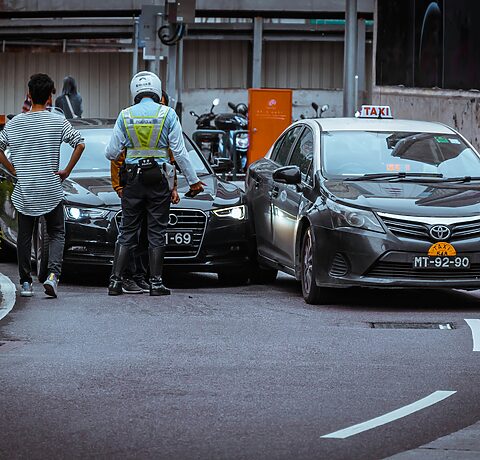 Jak zgłosić szkodę z polisy OC lub AC? Ile jest na to czasu i co należy zrobić?